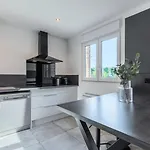 House 4bed 2bath With Garden And Private Parking. 라 마들렌