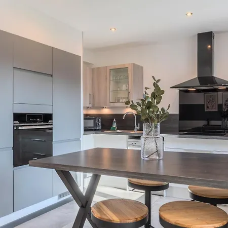 House 4bed 2bath With Garden And Private Parking.