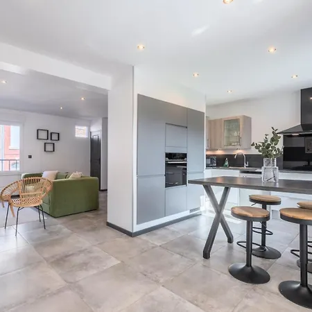 Guest house House 4bed 2bath With Garden And Private Parking.
