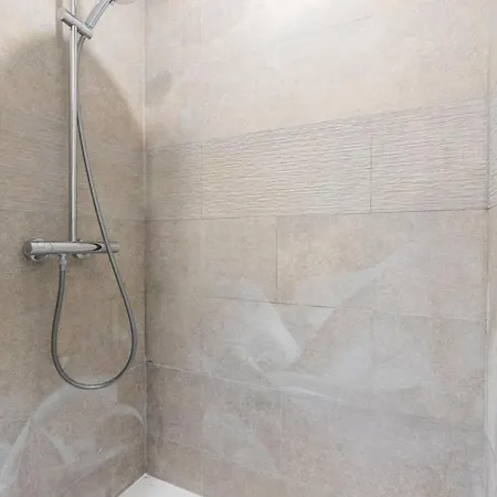 House 4bed 2bath With Garden And Private Parking. Guest house La Madeleine (Nord)