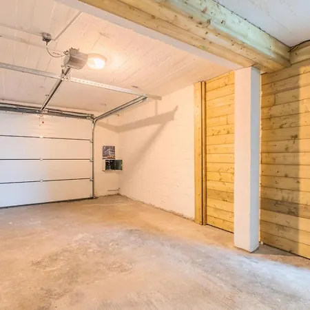 House 4bed 2bath With Garden And Private Parking. 4*