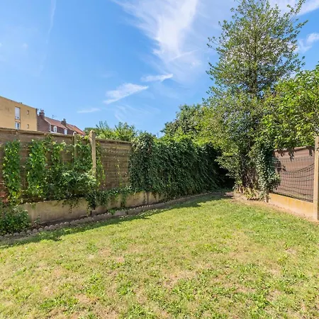 House 4bed 2bath With Garden And Private Parking. Guest house