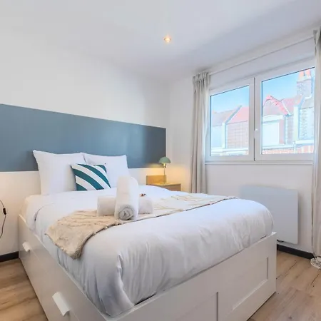 House 4bed 2bath With Garden And Private Parking.