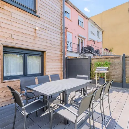 House 4bed 2bath With Garden And Private Parking. Guest house