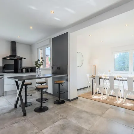 House 4bed 2bath With Garden And Private Parking. Guest house