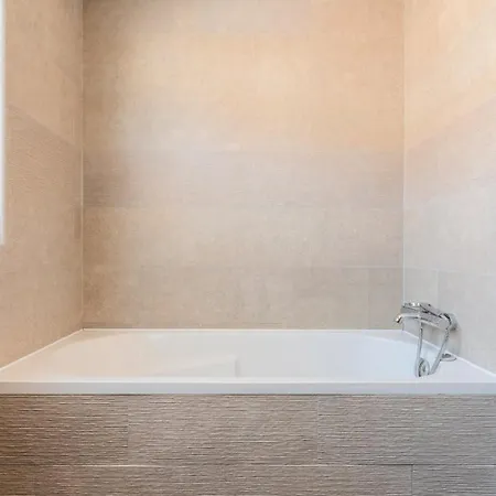 House 4bed 2bath With Garden And Private Parking. Πανσιόν 4*