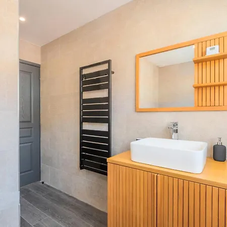 Guest house House 4bed 2bath With Garden And Private Parking. *