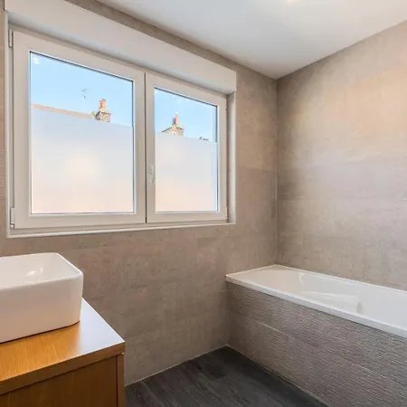 House 4bed 2bath With Garden And Private Parking. Penzion La Madeleine (Nord)