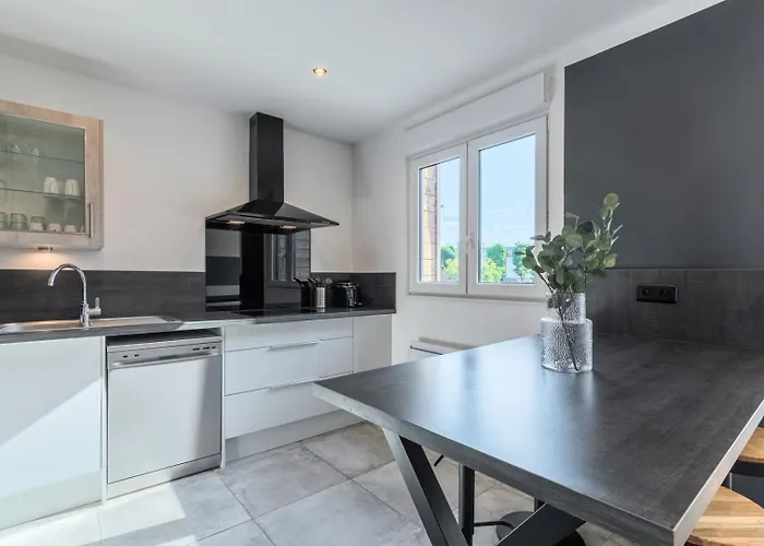 House 4bed 2bath With Garden And Private Parking. La Madeleine (Nord)