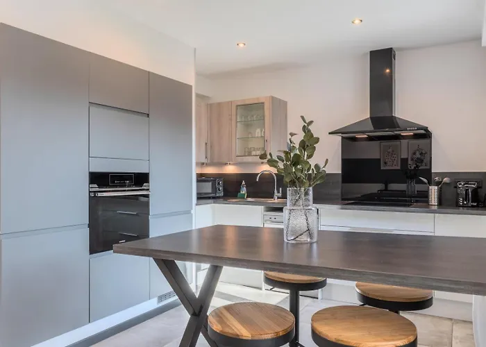 House 4bed 2bath With Garden And Private Parking.