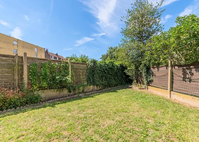 House 4bed 2bath With Garden And Private Parking. Maison d'hôtes