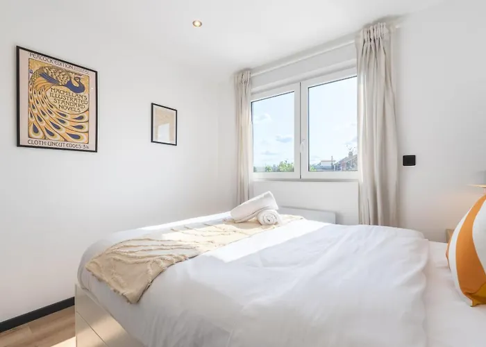 House 4bed 2bath With Garden And Private Parking. Maison d'hôtes La Madeleine (Nord)