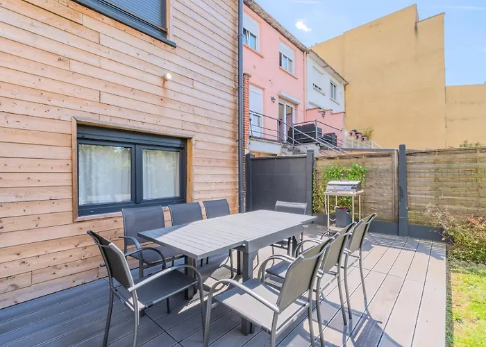 House 4bed 2bath With Garden And Private Parking. Maison d'hôtes