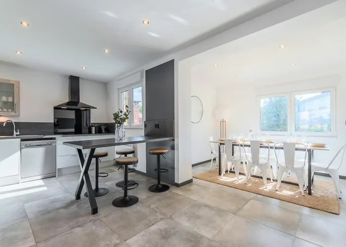 House 4bed 2bath With Garden And Private Parking. Maison d'hôtes