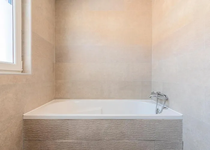 House 4bed 2bath With Garden And Private Parking. Maison d'hôtes 4*