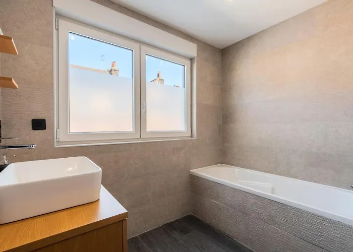 House 4bed 2bath With Garden And Private Parking. Maison d'hôtes La Madeleine (Nord)